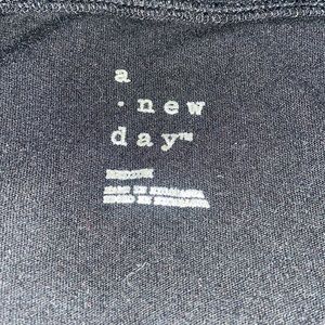 🛍️FREE W PURCHASE🛍️new day black v neck t shirt sz M free with bundle purchase